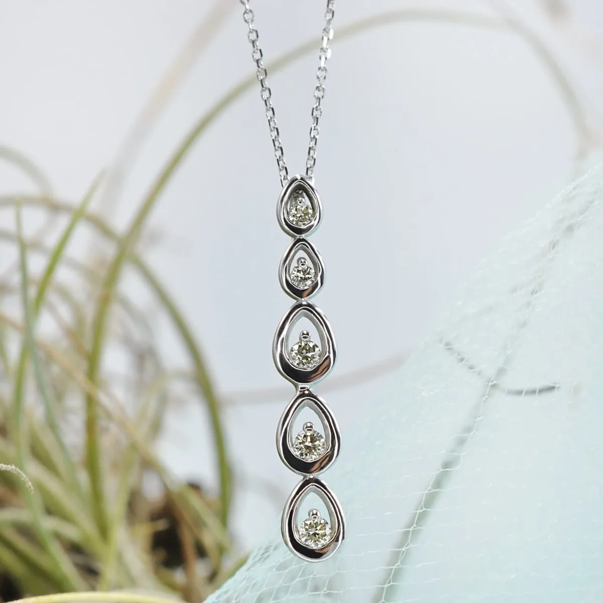 0.20 CT Round Cut Diamonds - Diamond Pendant