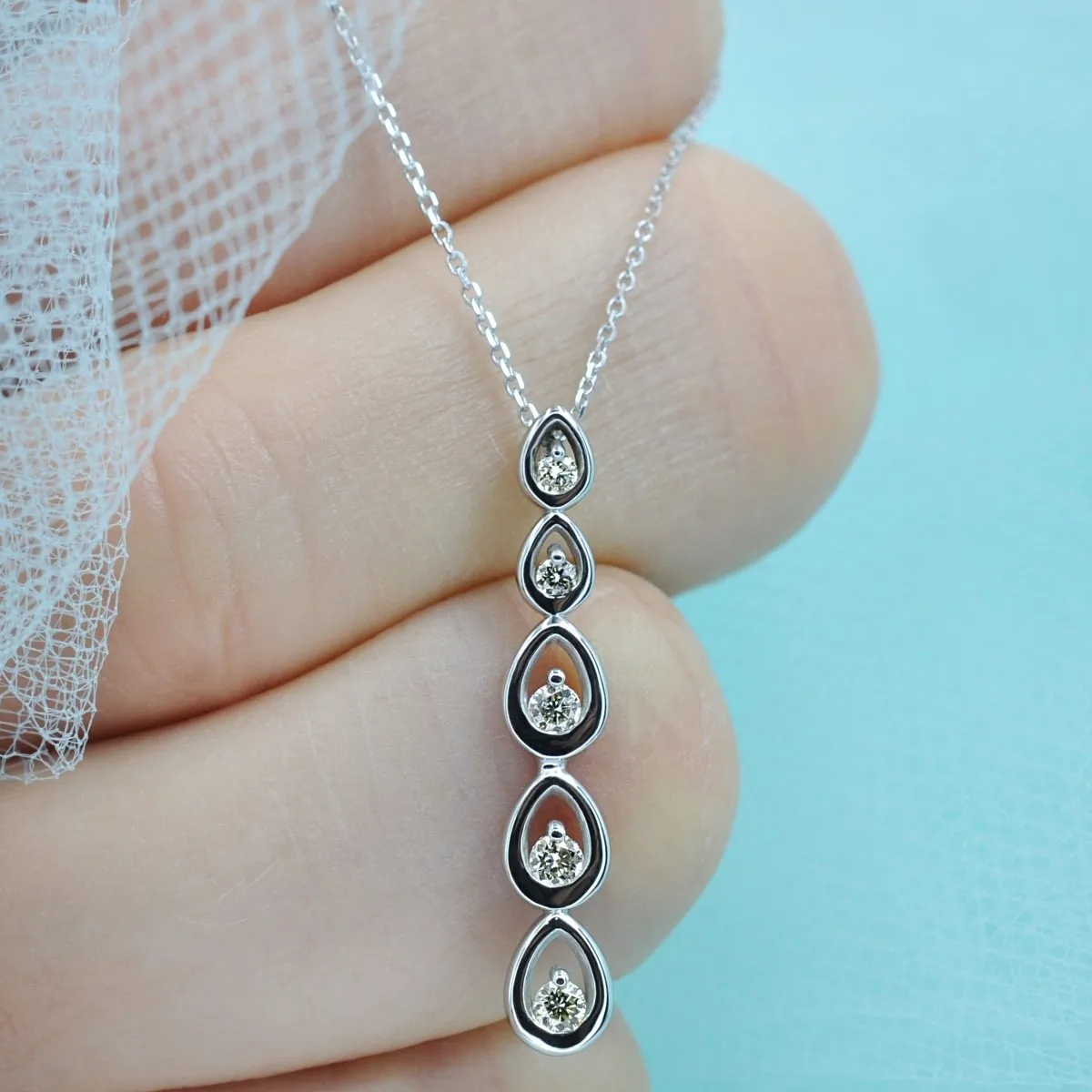 0.20 CT Round Cut Diamonds - Diamond Pendant