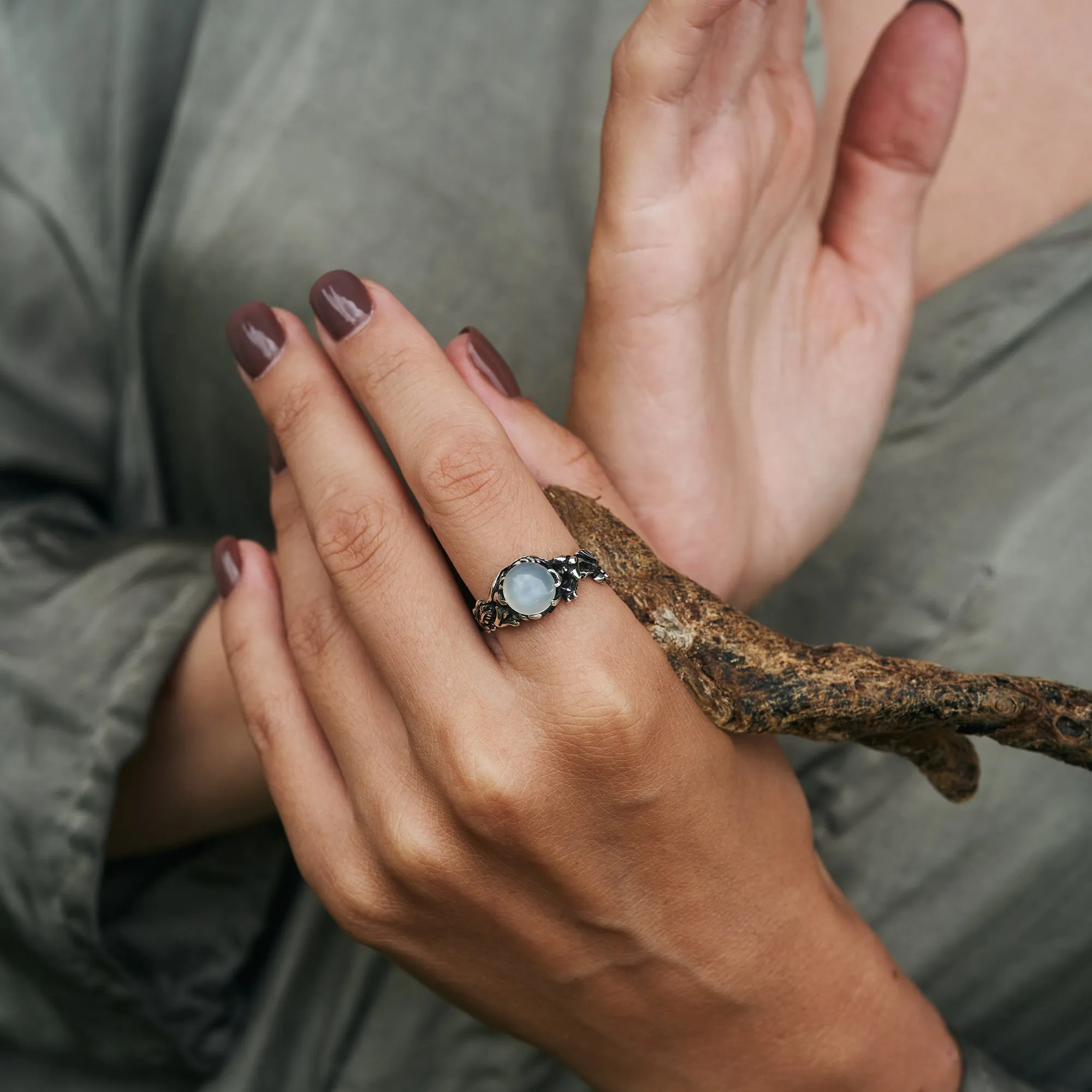 Round Moonstone Silver Ring "Leilani"
